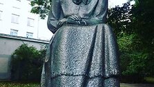 Hasmik Barseghyan Varnaitienė įvairiose Lietuvos vietose palieka po knygą-staigmeną.