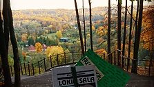 Hasmik Barseghyan Varnaitienė įvairiose Lietuvos vietose palieka po knygą-staigmeną.