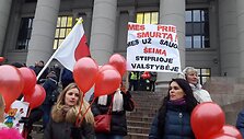 Vilniaus Nepriklausomybės aik&scaron;tėje susidūrė dviejų skirtingų mitingų dalyviai.