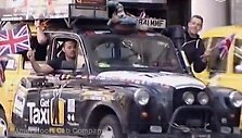 Trys britai grįžo i&scaron; kelionės aplink pasaulį juodu taksi automobiliu &bdquo;Hannah&ldquo;. 