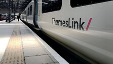 Geležinkelio bendrovė &bdquo;Thameslink&ldquo; informavo, kad jos reisai pietryčių Anglijoje buvo at&scaron;aukti arba vėluoja.