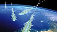 Visatos kosminiai spinduliai, &ndash; energingos dalelės &ndash; auk&scaron;tutinėje atmosferoje atsitrenkia į protonus ir sukuria naujų dalelių kaskadas. Greitai judančios elektringos dalelės i&scaron;skiria &scaron;viesą dėl Čerenkovo spinduliavimo, nes Žemės atmosferoje jos juda greičiau nei &scaron;viesa, ir sukuria antrines dales, ku