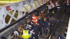 Nelaimė tarp &scaron;iaurinių Oberviljė ir Sen Deni priemiesčių, netoli stadiono &bdquo;Stade de France&ldquo;, kai į Paryžių važiavęs priemiestinis traukinys kliudė Lilio futbolo komandos gerbėjus.