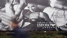 Davidas ir Victoria Beckhamai &bdquo;Armani&ldquo; apatinių reklamoje.