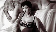 Dvi Didžiosios Britanijos garsenybės, magas Paulas Danielas (72) ir jo žmona Debbie, nusifotografavo &bdquo;Armani&ldquo; apatinių reklamoje, mėgdžiojančioje Davidą ir Victorią Beckhamus.