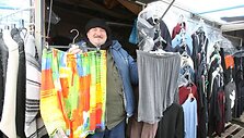 I&scaron; Turkijos atvežtais didelių dydžių drabužiais Gariūnuose prekiaujantis Sergėjus pasakojo, jog jam dėl prekių i&scaron;skirtinumo pirkėjų netrūksta. 