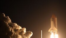 NASA erdvėlaivis &bdquo;Discovery&ldquo; startavo su septynių astronautų įgula.