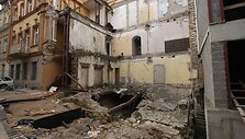 2007-aisiais griuvęs &Scaron;iaulių gatvės 8-ojo namo kampas iki &scaron;iol pūpso nesutvarkytas. Gyventojai priversti glaustis socialiniuose būstuose.