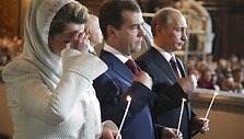 Dmitrijus ir Svetlana Medvedevai ir Vladimiras Putinas dayvavo velykinėse pamaldose Maskvos ortodoksų bažnyčioje.