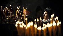 Bulgarė &scaron;ventosios ugnies liepsnos pasiima žvakelėmis.