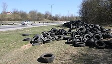 Naujininkų seniūnija žada, kad &scaron;i senų padangų krūva ilgai neužsigulės.