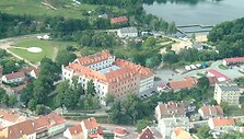 Rynas toli nuo didžiųjų turistų srautų, bet jo vie&scaron;butis beveik visada pilnas. 