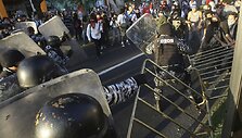 &Scaron;imtai demonstrantų sostinėje Meksike susigrūmė su policija. 