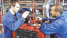 Vokietijos verslininkai pasirūpina, kad studentai turėtų gerai įrengtas laboratorijas.