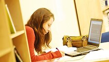 Geriausi studentai su &bdquo;krep&scaron;eliu&ldquo; ISM studijuos nemokamai.