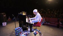 Kanadietis muzikantas Gonzales pagerino ilgiausio solo koncerto rekordą.