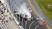 Kraupi avarija &bdquo;NASCAR&ldquo; lenktynėse.