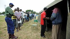 Zimbabvė balsuoja referendume dėl naujos konstitucijos. 