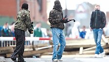 Belfaste dažnai smurtaujama dėl religinių nesutarimų. Pastaruoju metu augančią grėsmę pajuto ir imigrantų bendruomenės.