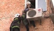 Ukrainoje 97 metų moteris i&scaron;krito per ketvirto auk&scaron;to langą, tačiau užsikabino už kondicionieriaus ir buvo i&scaron;gelbėta. 