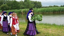 Negrįžusiųjų i&scaron; marių atminimui buvo plukdomi ąžuolo vainikai.