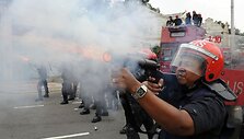 &Scaron;e&scaron;tadienį Malaizijoje policija i&scaron;vaikė masinę protesto akciją, į kurią buvo susirinkę 10 tūkst. žmonių. 