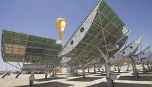 Saulės elektrinėje veidrodžiai nukreipia &scaron;viesą į bok&scaron;tą, kuriame susidaro 1100 laipsnių temperatūra.