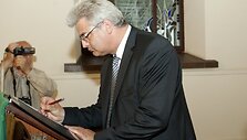 A.Knoerigas pasira&scaron;o Kertinio akmens aktą. 