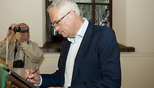  A.Vydžiūnas pasira&scaron;o Kertinio akmens aktą. 