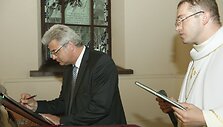 A.Knoerigas pasira&scaron;o Kertinio akmens aktą. 