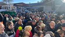 &Scaron;e&scaron;tadienio rytą &Scaron;ilutės Halės turguje prie nemokamo pieno būriavosi minia žmonių.