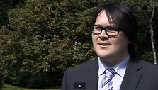 Per darbo pokalbį britas buvo papra&scaron;ytas pademonstruoti &bdquo;roboto&ldquo; stiliaus &scaron;okį. 