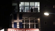 Prie neonacių partijos &bdquo;Auksinė au&scaron;ra&ldquo; būstinės aidėjo &scaron;ūviai. 