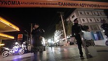 Prie neonacių partijos &bdquo;Auksinė au&scaron;ra&ldquo; būstinės aidėjo &scaron;ūviai. 