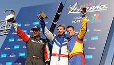 Britas Paulas Bonhomme sekmadienį stebint rekordinei 720 tūkst. žiūrovų miniai laimėjo &bdquo;Red Bull Air Race&ldquo; oro lenktynių trilerį Porto mieste.