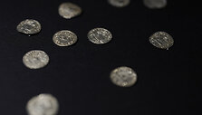 Jungtinėje Karalystėje už 4,3 mln. svarų sterlingų (5,2 mln. eurų) parduotas 2584 sidabrinių monetų lobis i&scaron; normanų užkariavimo laikų.