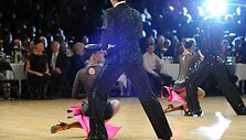 Vilniuje pasibaigusiose Lotynų Amerikos &scaron;okių ansamblių Europos pirmenybėse nugalėjo Lietuvos nusipelniusių trenerių Skaistutės ir Romaldo Idzelevičių vadovaujama Klaipėdos universiteto sportinių &scaron;okių &bdquo;Žuvėdros&ldquo; pirmoji komanda.