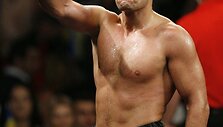 38 metų ukrainietis Vitalijus Kličko &scaron;e&scaron;tadienį Los Andžele (JAV) apgynė sunkaus svorio pasaulio bokso čempiono titulą pagal WBC (World Boxing Council) versiją.