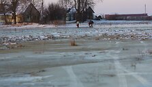 Į ledo ir vandens gniaužtus patekusias sodybas bandoma riedėti automobiliu, o atsargesni eina pėstute. 
