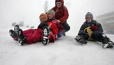 Antradienį &Scaron;iaurės Vokietiją, &Scaron;veicariją, Lenkiją ir Rusiją užklojo pirmasis sniegas. Lenkijoje sniego storis vietomis siekė iki 40 centimetrų. &Scaron;veicarijoje ir Vokietijoje trumpam buvo sutrikdytas eismas kalnų keliais.