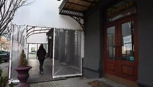 Leidimas laikinai pavėsinei "Skandalą" valdžiusiai bendrovei i&scaron;duotas iki kitų metų kovo 31 dienos, tad iki pavasario klaipėdiečiams teks kęsti &scaron;io statinio kaimynystę.