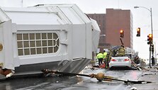 Gelbėtojams teko vaduoti automobilio, ant kurio užvirto medis, viduje įstrigusį vyrą &ndash; 57 metų Michaelą Williamsą.