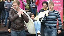 Ne&scaron;imas paklodėse &ndash; viena smagiausių rungčių.