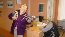 Panevėžio 9&ndash;osios vidurinės mokyklos bibliotekininkė D.Jucienė (kairėje) piktinasi dėl i&scaron;jungto &scaron;ildymo, bet stengiasi neprarasti humoro jausmo.