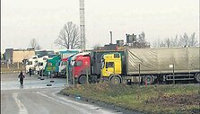 Anot vilkikų vairuotojų, jiems kur kas patogiau laukti aik&scaron;telėje net ir mokant po 43 litus, o ne &bdquo;gyvoje&ldquo; eilėje gatvėje.