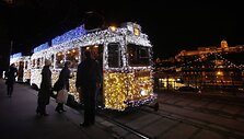 Budape&scaron;to gatvėmis kursuoja i&scaron;puo&scaron;tas tramvajus.