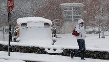 Rytinėje Amerikos pakrantėje, siaučiant sniego audroms, vietomis i&scaron;krito iki 40 cm sniego, nutrauktas elektros energijos tiekimas, paralyžiuotas eismas. 