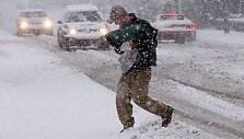 Rytinėje Amerikos pakrantėje, siaučiant sniego audroms, vietomis i&scaron;krito iki 40 cm sniego, nutrauktas elektros energijos tiekimas, paralyžiuotas eismas. 