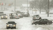 Rytinėje Amerikos pakrantėje, siaučiant sniego audroms, vietomis i&scaron;krito iki 40 cm sniego, nutrauktas elektros energijos tiekimas, paralyžiuotas eismas. 