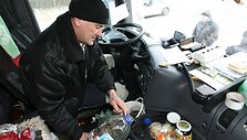 Lietuvos vežėjų asociacijos &bdquo;Linava&ldquo; duomenimis, sekmadienio rytą Terechovo pasienio poste laukė apie 1300 vilkikų, dar maždaug 600 vilkikų stovi Grebnevo pasienio poste.